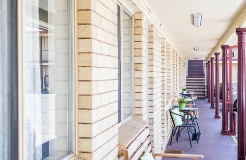 Goulburn Bed & Breakfast | Lilac City Motor Inn 2 Bedroom Interconnect 9/10