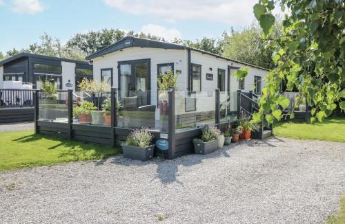 Tewitfield House | Lilac Lodge