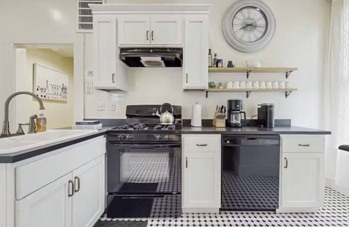 Old Town Eureka Apartment | Lilac Victorian Downstairs-Spacious Water-View Apartment in Historic Old Town
