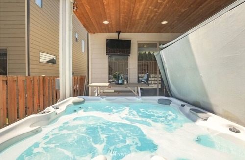 Maple Valley House | Lilac villa with hot tub