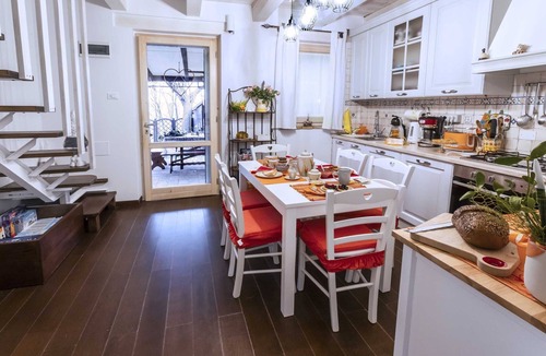Montesicuro House | Lillac Cottage