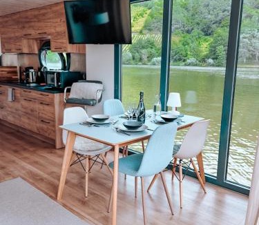Polich Boat Rental | Lilly das Hausboot