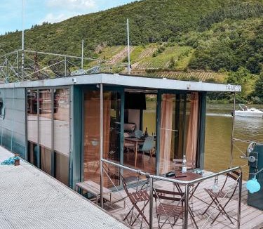Polich Boat Rental | Lilly das Hausboot