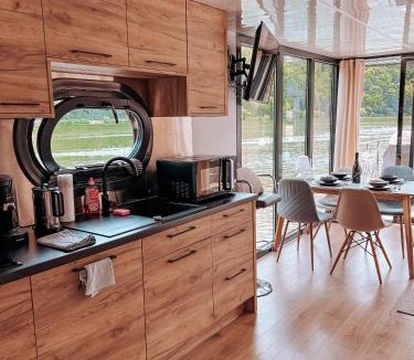 Polich Boat Rental | Lilly das Hausboot