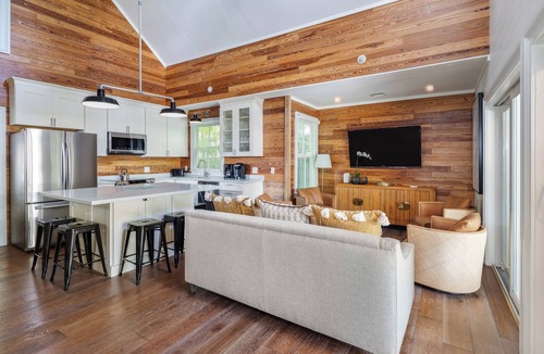 Uptown - Upper Duval House | ~LILLY'S PAD~ Upscale elegance with a private pool and parking!