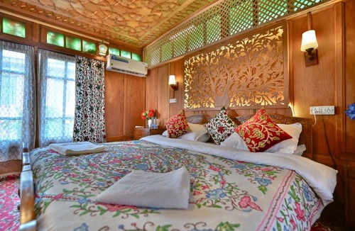 Nagin Bagh Hotel | Lily Houseboat