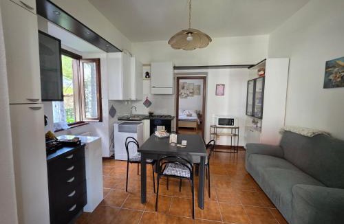 Como House | Lily Loggiadeifiori with private Patio near station, bus and swiss boarder