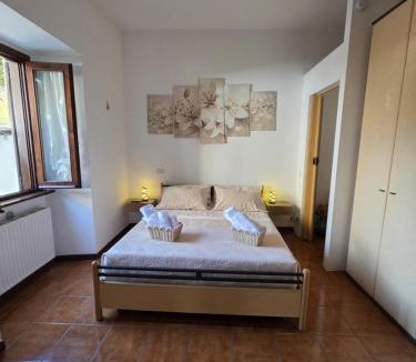 Como House | Lily Loggiadeifiori with private Patio near station, bus and swiss boarder