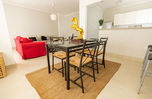 Taqseem Laselky Apartment | Lily Mint Retreat Inviting 3BR Apartment