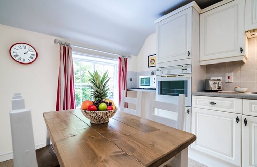 Buckingham Apartment | Lime View - Charming Town Centre Apartment - 1 Double, 2 Singles, Parking Space.