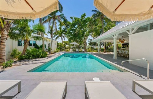 Holmes Beach House | Limefish Luxury | Gulf-Front | Pool | Iconic Sunsets