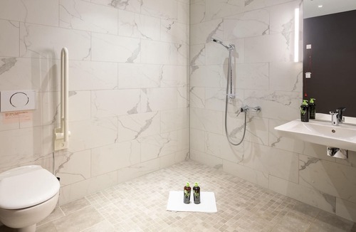Stadtmitte Apartment | limehome Düsseldorf | Suite - disability access