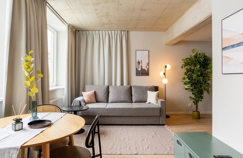 Stadtmitte Apartment | limehome Düsseldorf | Comfort Suite with Sofa Bed
