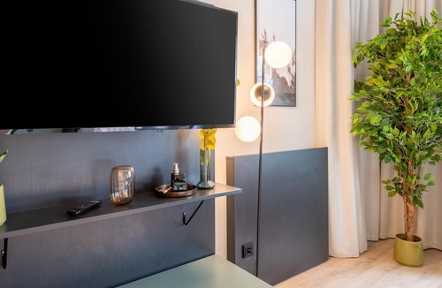 Stadtmitte Apartment | limehome Düsseldorf | Suite with Sofa Bed