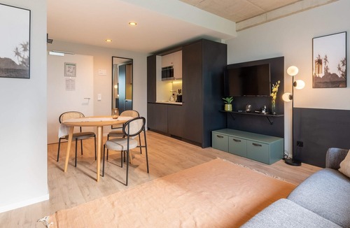 Stadtmitte Apartment | limehome Düsseldorf | Suite with Sofa Bed