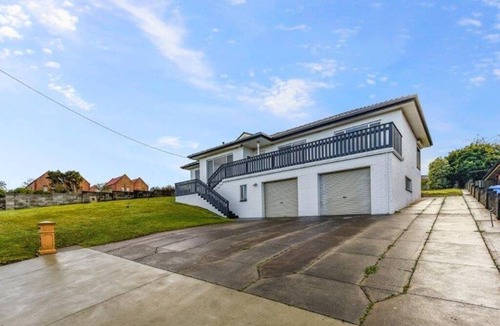 Mount Gambier House | Limestone Charm – Bright & Spacious 4-Bedroom Home, Just 2km from Blue Lake,