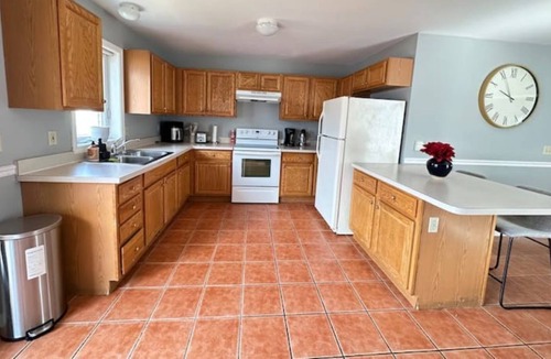 Danbury House | Limited-Time Offer: Danbury Delight - 20% Off Your Serene 3BR Escape!
