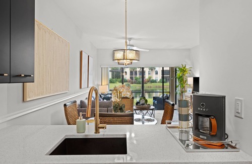 Central Naples Condo | Limited-Time Summer Deal on Lovely 2BR Condo with Tennis