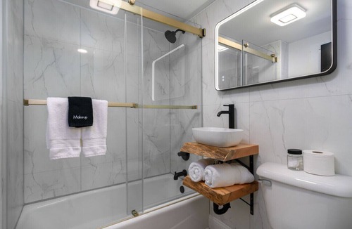 Ellicottville Cabin | Lincoln Boutique Motel -Two Queens Upper #10