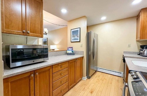 Lincoln Condo | Lincoln NH - Travel Workers/Relocating Families - On-Site Laundry -King Bed