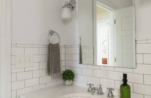 Sheffield and DePaul Apartment | Lincoln Park Charm Near Everything + On site Parking Spot Included