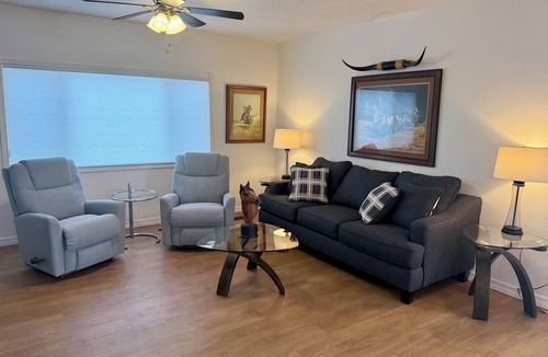 Servia House | Lindsay’s Landing III: Stylish 3 Bedroom, 2.5 Bathroom Home Near Marion & Wabash