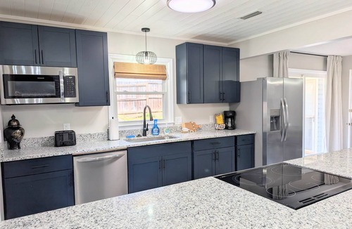 Enterprise House | Linen and Light 3 BR/2 Bath 10 min to base