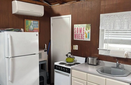 Rehoboth by the Sea Cottage | LINENS INCLUDED*! STEPS TO OCEAN, DEWEY BEACH, WALK TO RESTAURANTS & MORE. One story, 2 bedroom 1 bathroom, cottage just steps from the ocean.