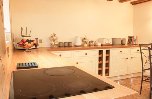 Bishops Castle Cottage | LINLEY LANE COTTAGE, pet friendly, with a garden in Bishop's Castle