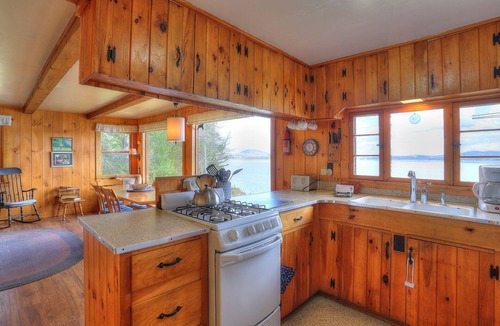 Rangeley Plantation House | 🐾Linn Lakeside - Very private, rustic cottage on 400 feet of Rangeley Lake frontage, dog friendly