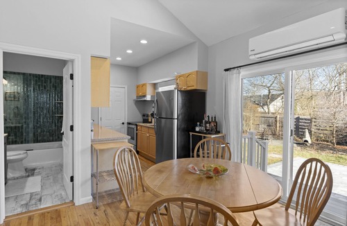 Patchogue Cottage | Linnie's Cottage- Newly Renovated 2 bedroom retreat in Patchogue. Walk to Ferry.