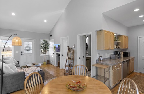 Patchogue Cottage | Linnie's Cottage- Newly Renovated 2 bedroom retreat in Patchogue. Walk to Ferry.