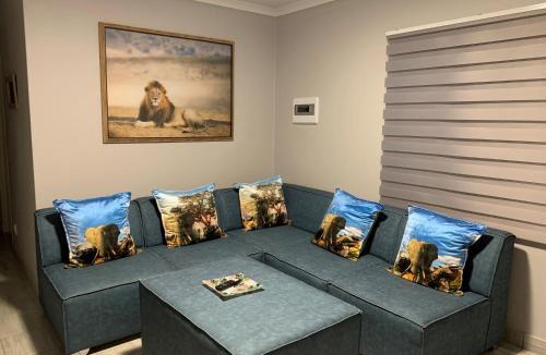 Moses Kotane Apartment | Lion House, 3 bedroom House next to Pilanesberg and Sun City