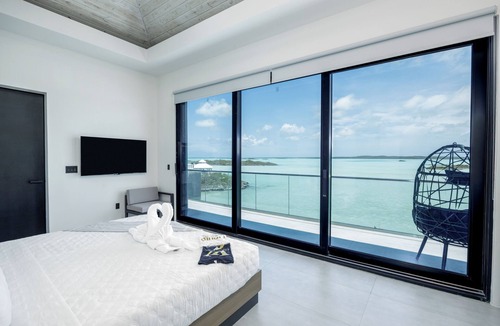 Ocean Point Villa | LIQUID Luxury Beachfront Villa Rooftop 2 Pool, Spa Baths & GYM - Turks &Caicos