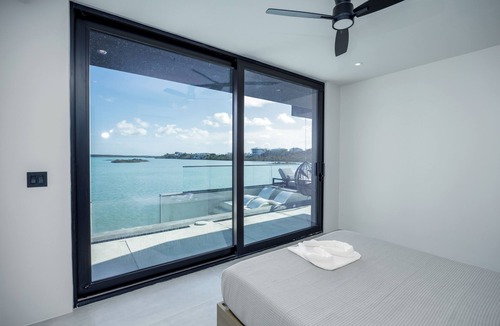 Ocean Point Villa | LIQUID Luxury Beachfront Villa Rooftop 2 Pool, Spa Baths & GYM - Turks &Caicos