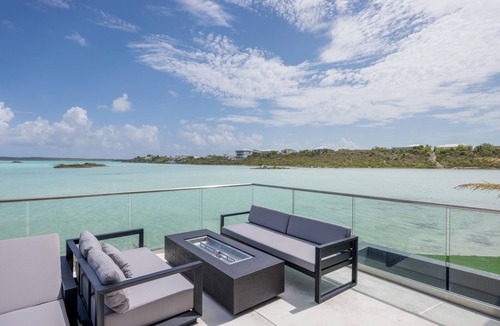 Ocean Point Villa | LIQUID Luxury Beachfront Villa Rooftop 2 Pool, Spa Baths & GYM - Turks &Caicos
