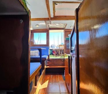 Parque das Nacoes Boat Rental | Lisboa Barco Corleone