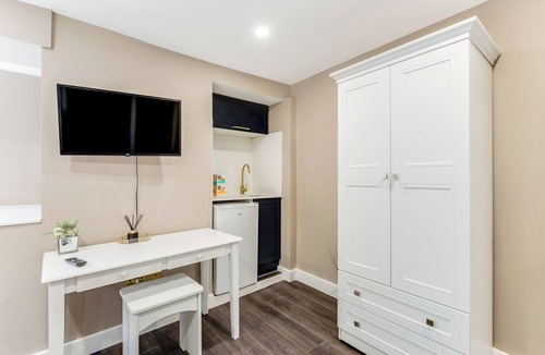 Seven Sisters Apartment | Lit Studio Spot: Twin Beds,Amenities & Chill Vibes