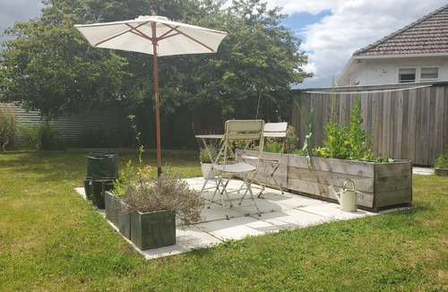 Hamilton East House | Little Architectural House in Iconic Hamilton Hayes Paddock Neighborhood.