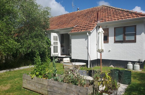 Hamilton East House | Little Architectural House in Iconic Hamilton Hayes Paddock Neighborhood.