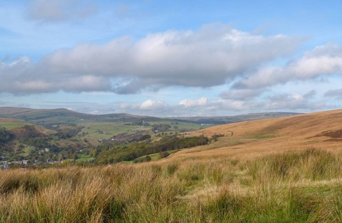 Haworth Cottage | LITTLE BARN, family friendly, with hot tub in Haworth