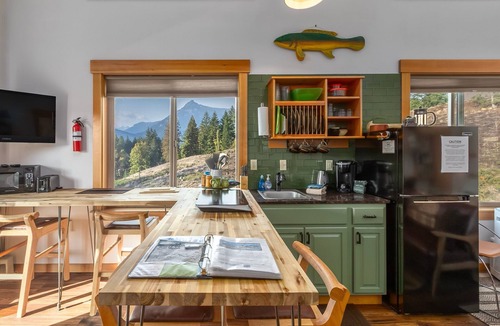 Packwood Apartment | Little Big Fish | BBQ, AC, Rainier View