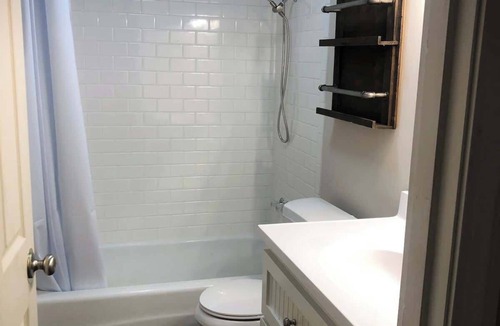 Henderson House | Little Cedar Cottage close to everything