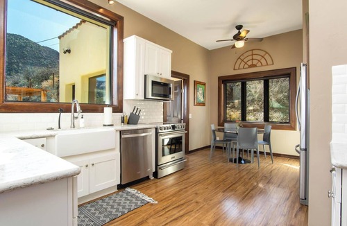 Jerome House | Little Daisy Historic Geode Sleeps 4 Sedona Views