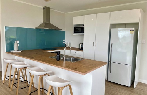 Red Beach Apartment | Little Easy Escape- Escape the Everyday for Bach, Beach & Breeze