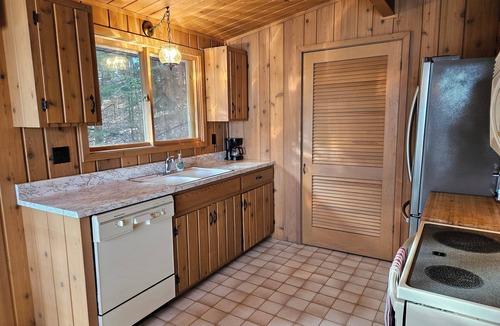 Three Lakes House | Little Fork Landing-Cozy, Clean Lakefront Retreat on Three Lakes Chain of Lakes