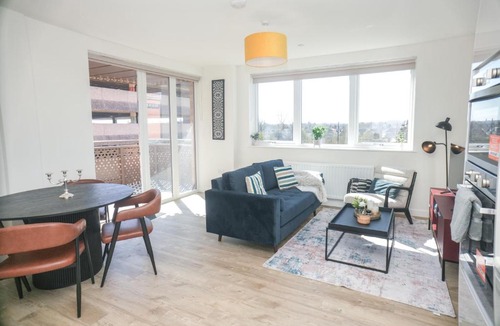 Staines Apartment | Little Haven Thames view Free Parking Closer to Heathrow
