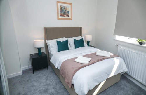 Staines Apartment | Little Haven Thames view Free Parking Closer to Heathrow