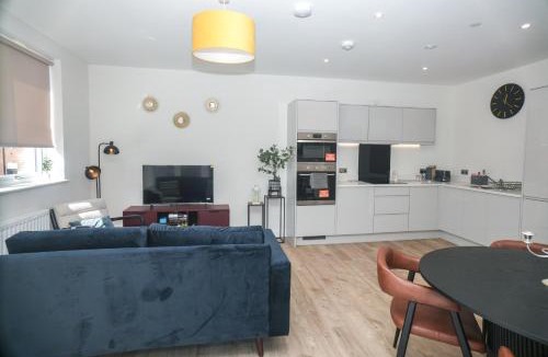 Staines Apartment | Little Haven Thames view Free Parking Closer to Heathrow