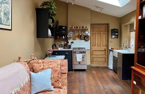 Frome Apartment | Little Hideaway - Central Frome